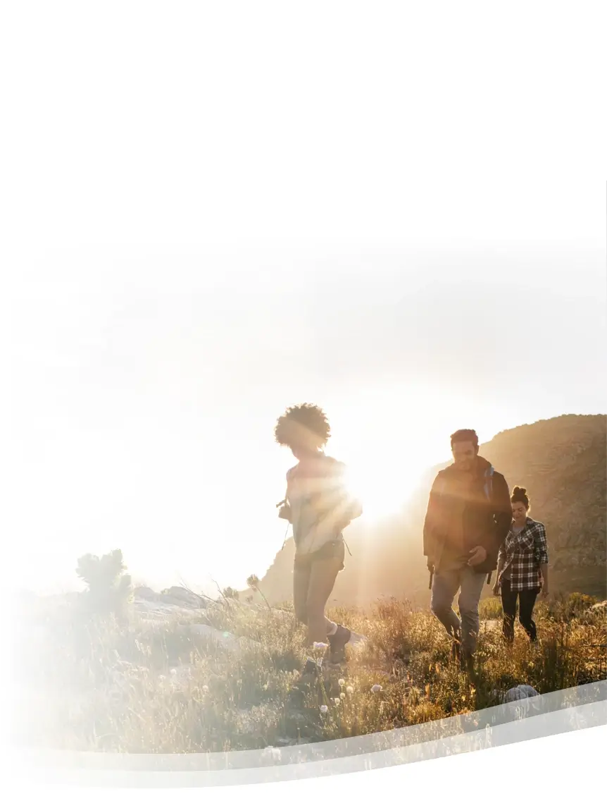 Familia en el campo caminando